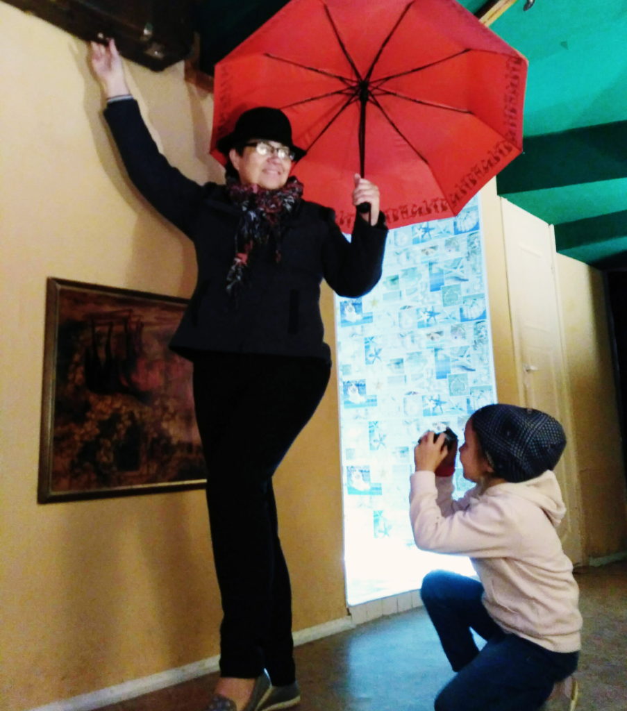 nonna bielorussa ombrello rosso